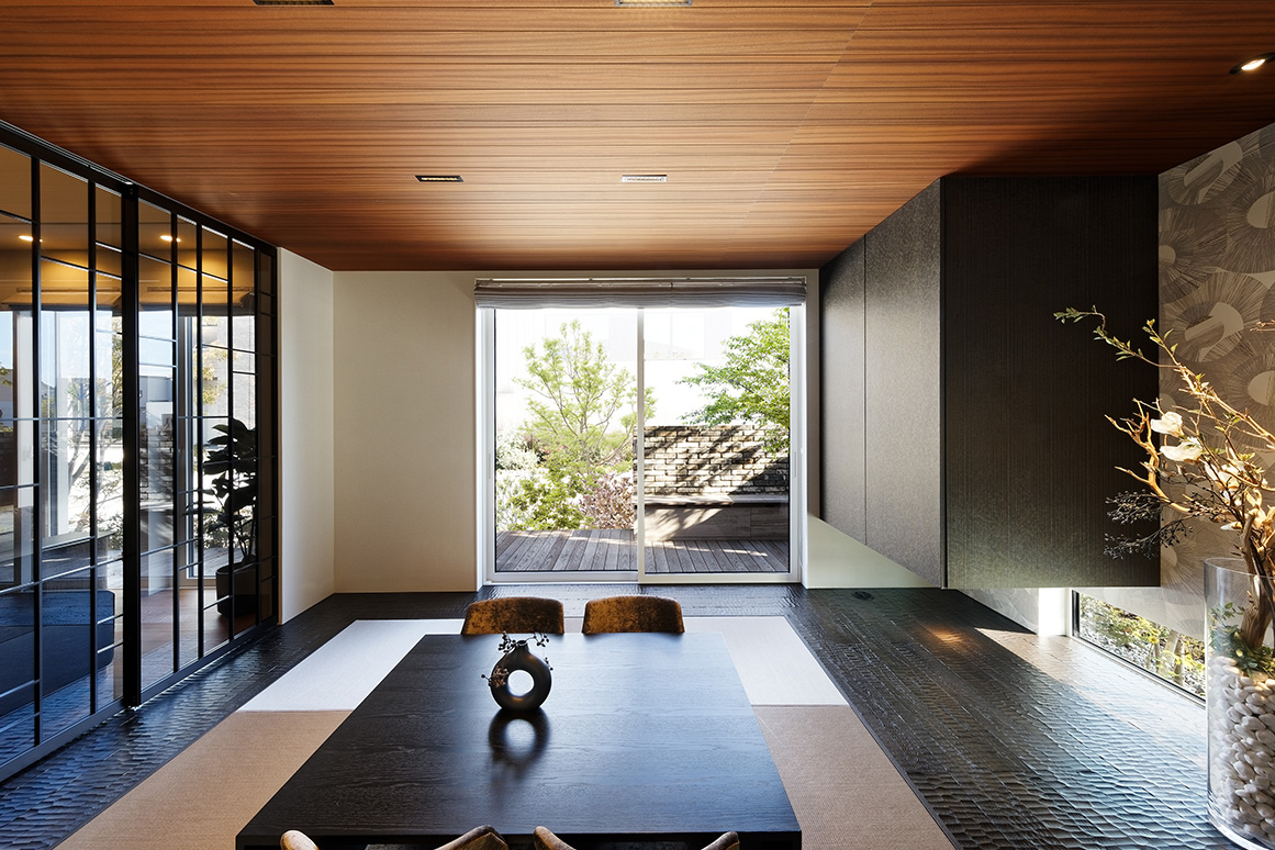 堅牢性は維持しながらフレームを極限までスリム化、よりシャープなデザインに