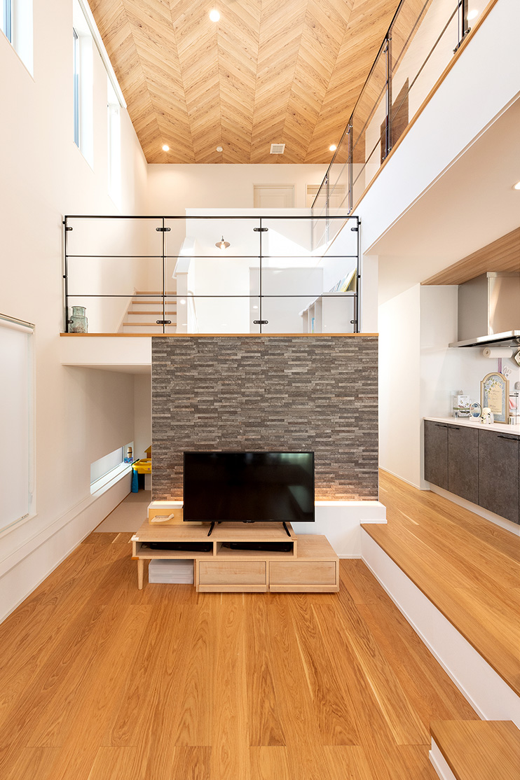 開放的な吹抜けと木の温もりが心地よいスキップフロアの家